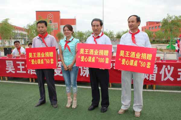 昊王酒業(yè)總經(jīng)理強東霞向月牙湖回民二中、銀川市第四中學、海軍希望小學捐贈愛心課桌